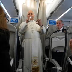 Pope calls on Russia to return to negotiations