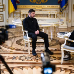 Зеленський виступає на тлі карти