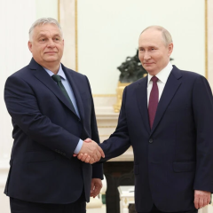 Прапори Росії та Угорщини укріплені поруч
