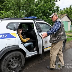 Поліцейська евакуація родин з Новомиколаївки