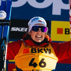 Кароліна Сімпсон-Ларсен с медалью