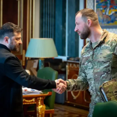 Зеленський слухає доповідь в.о. голови СБУ Хмари
