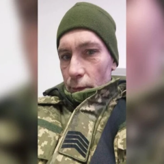 Ветераны помогают военнослужащему на морозе