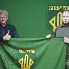 Шон Пенн с флагом и наградами
