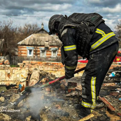 Поврежденные дома и пожары от ракетного удара