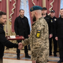 Зеленський вручає 'Золоту Зірку' прикордоннику з позивним 'Кілер': він виніс 23 поранених