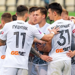 Гравці ФК Полісся святкують перемогу