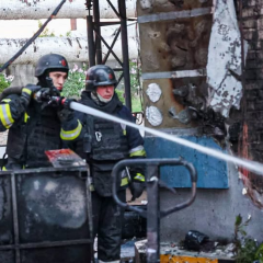 Дрон атакує харківських рятувальників у пожежі