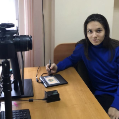 Елеонора Гаращенко получает ID-карту