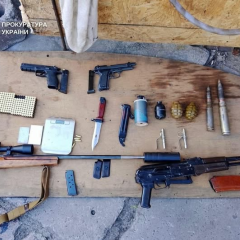 Чоловік погрожує поліції гранатою в Києві