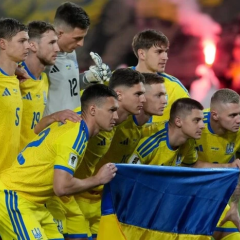 Логотип збірної України на фоні Данії