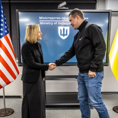 Логотип Patriot та HIMARS на карті США та України