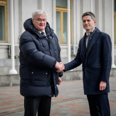 Флаги Нидерландов и Украины
