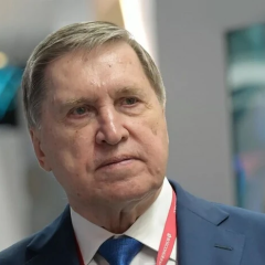 Російський та американський прапори на переговорах