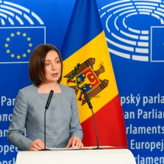 Логотип Європейського Союзу на фоні прапора Молдови