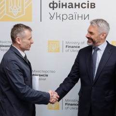 Фото блестящего главного деятеля на фоне государственного флага Украины