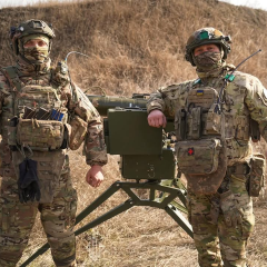Боец в военном камуфляже готовится к обороне