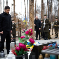 Зеленский почитает павших героев Мощуна, решающей битвы за Киев в марте 2022 года