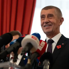Премьер Чехии с глобусом и Гренландия