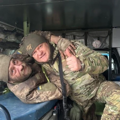 Український військовий утримує двох російських військових