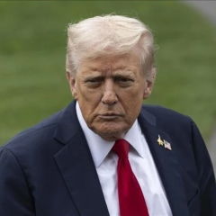 Дональд Трамп розмовляє по телефону