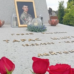 Пошкоджена могила Героя України Тараса Матвіїва