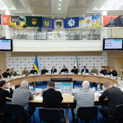 Люди вирізняють дрова для зими