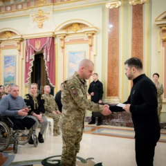 Зеленский вручил квартирные сертификаты