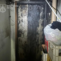 Задержание женщины за поджог дверей