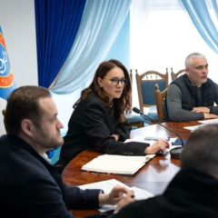 Гривна на столе с электрическим оборудованием