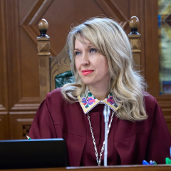 Суддя розглядає кримінальну справу у залі