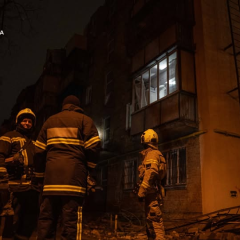 Рятувальники працюють на місці атаки