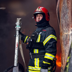 Спасатели тушат пожар в Украине