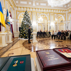 Зеленский на фоне военных достижений