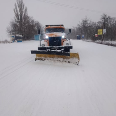 Техніка очищає дороги від снігу