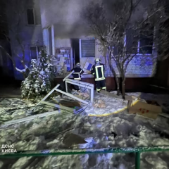 Рятувальники допомагають чоловіку