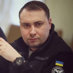 Андрій Мельник та дружина в Україні