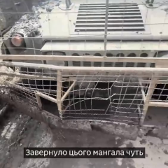 Humvee обнаружен дроном: защитная решетка спасла экипаж