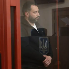 Полицейские выходят из СИЗО после залога