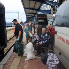стара пара евакуйована з Донеччини