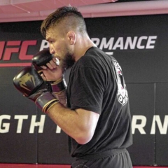 Амосов вошел в топ-15 UFC