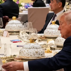 Трамп и Си Цзиньпин за столом