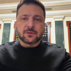 Зеленський на фоні електростанції та газопроводів