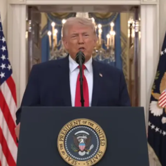 Трамп выступает на пресс-конференции