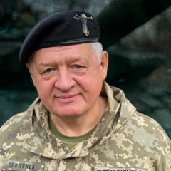 Офіцер Азову говорить на пресконференції