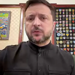 Зеленський слухає доповідь на фронті