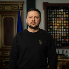 Зеленский подписывает документ. Операции СБУ