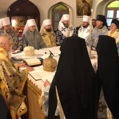 Вселенский патриарх Варфоломий вручает Томос