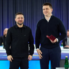 Зеленский наградил местное управление и вручил награды