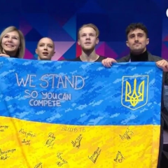 Прапор з підписами українських військових